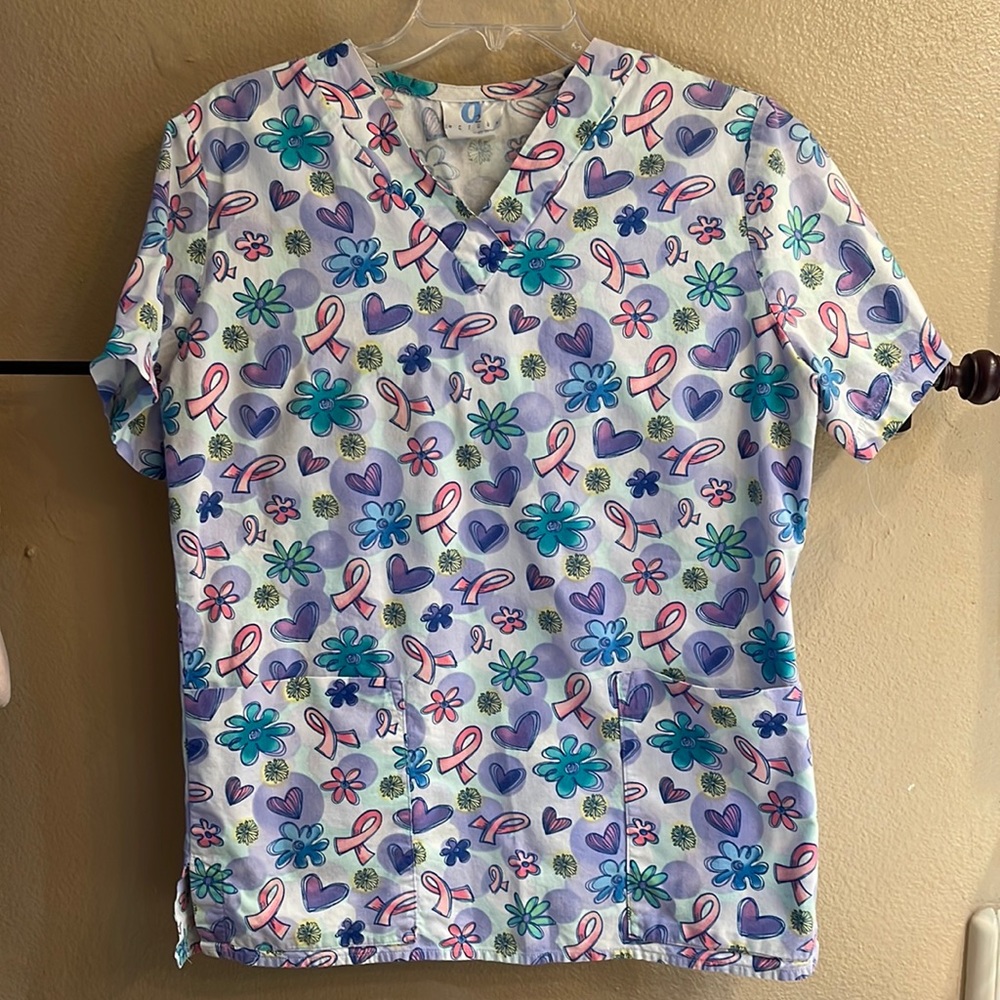 Scrub top in an extra small. It’s a beautiful Vee Beck with 2 front pockets.